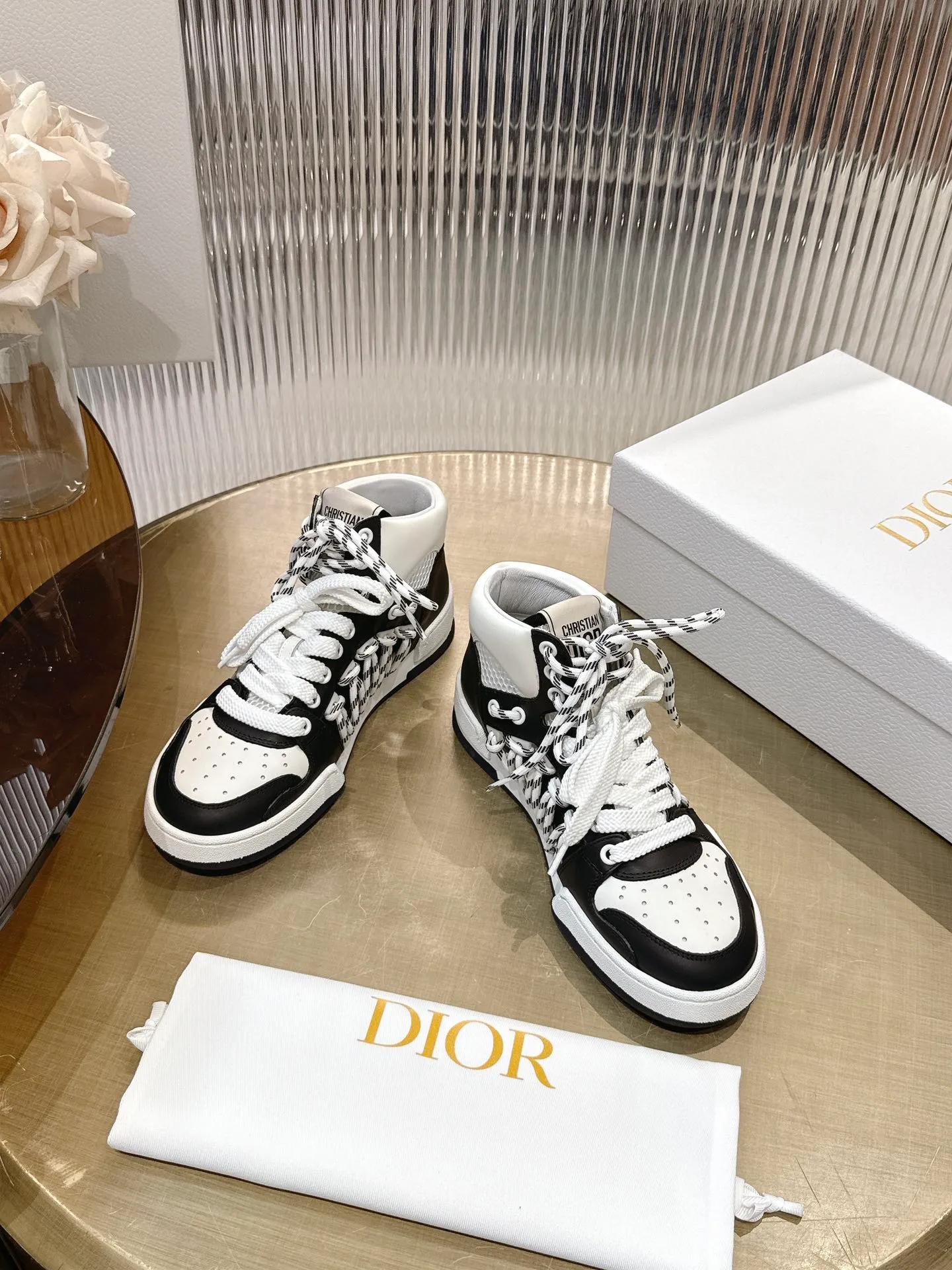 👟👟Ex-factory price 740👟👟 (Top version) Couple model Dior, C’est 25 new college style casual fashion high-top sneakers, showing eye-catching and fashionable style. Carefully crafted, the hollow design on the side of the upper is super fashionable, and the details also add a touch of elegance. The lightweight two-tone sole offers exceptional comfort and sporty style. Can add a stylish touch to any casual look. The tongue and sole are decorated with the Christian Paris logo, and the cowhide design is styled. Women's size 35-44